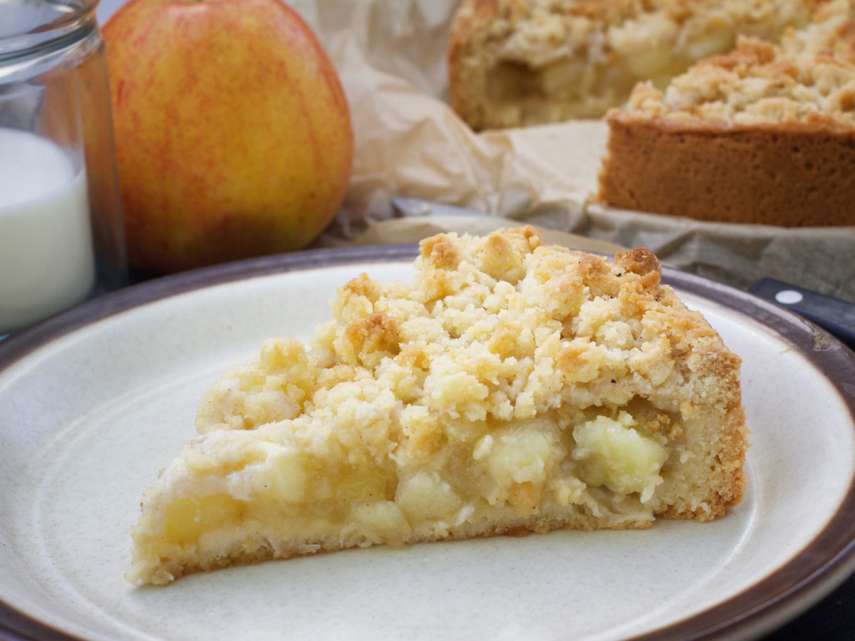 apple streusel cake slice
