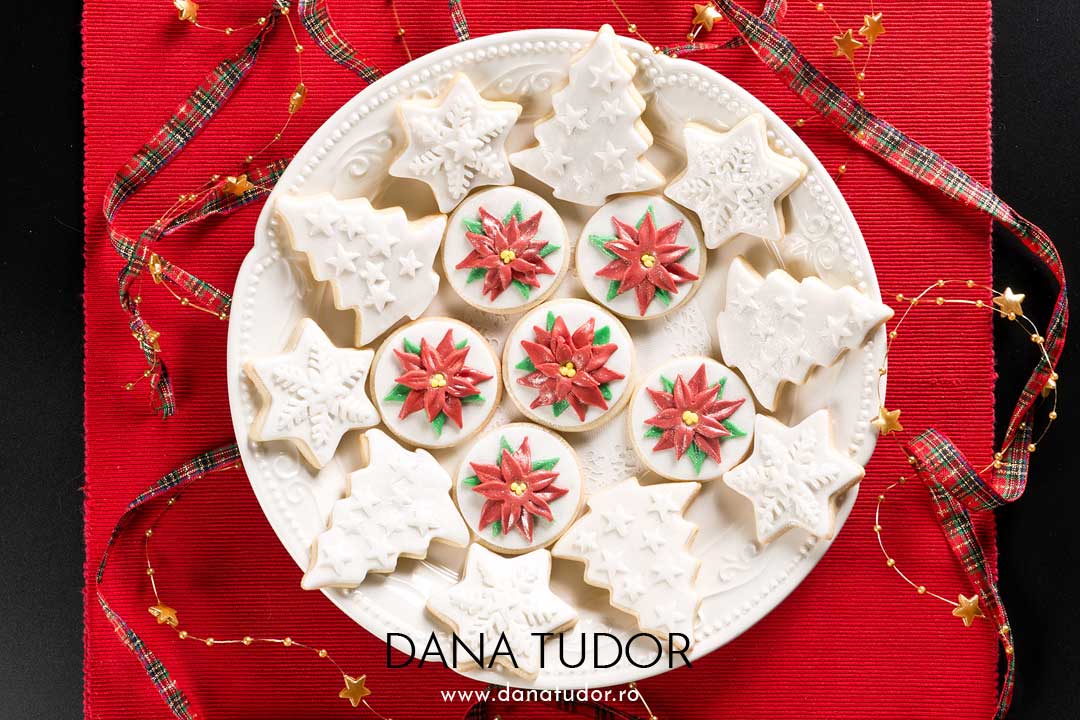 Biscuiti cu unt si portocala decorati elegant de Craciun