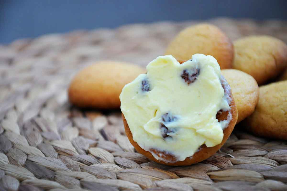 Cream Cheese Cookies with Rum Raisins